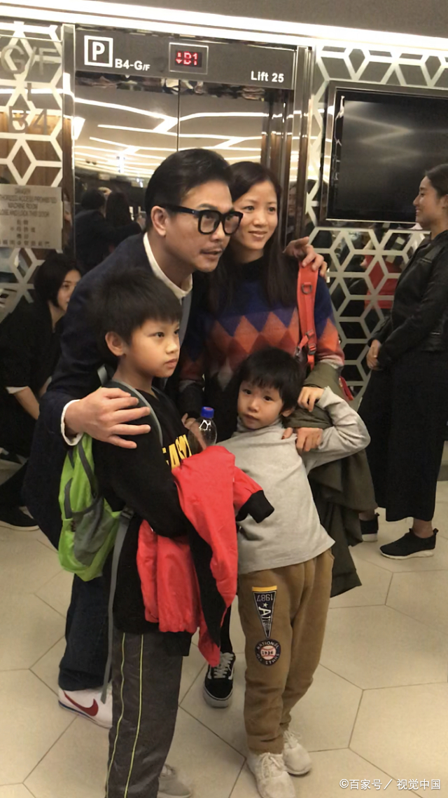 上阵父子兵!钱小豪带俩帅气儿子公开露面